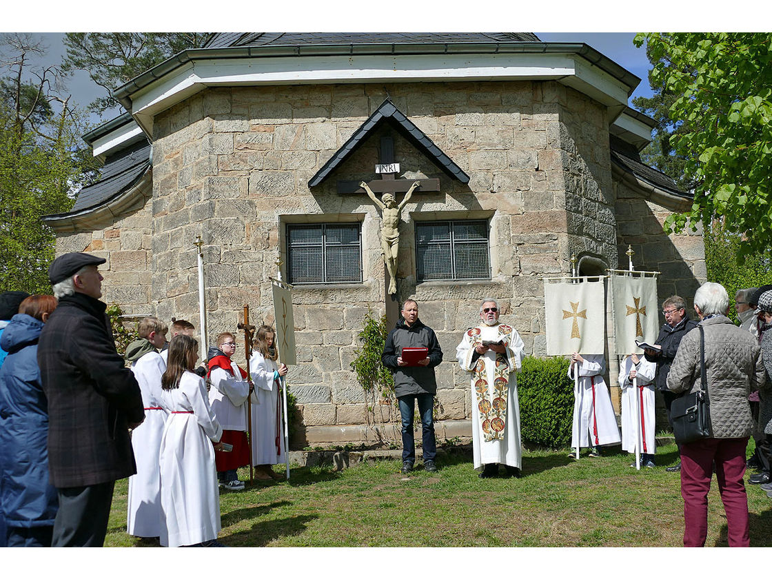 Bittprozession an der Weingartenkapelle (Foto: Karl-Franz Thiede)